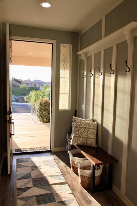Vineyard Poolside Retreat Villa Winchester Exterior photo